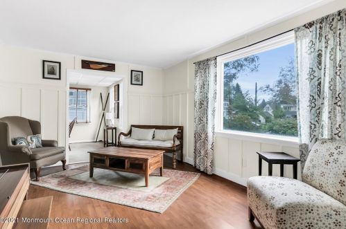 72 Little Silver Pkwy, Little Silver NJ  07739-1119 exterior