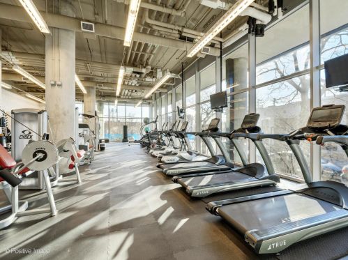 860 Blackhawk St, Chicago IL  60642-2510 exterior