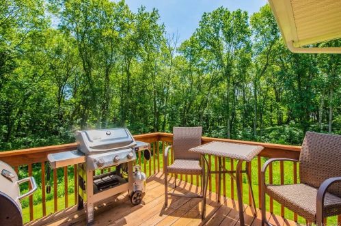 16 Pond Hill Rd, North Haven CT 06473-2831 exterior