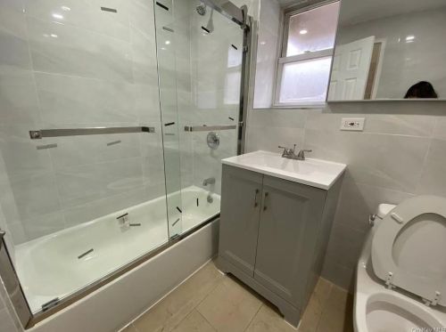 2780 Sampson Ave, Bronx NY 10465-2904 exterior