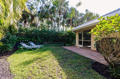 4870 Europa Dr, Naples FL 34105-5602 exterior