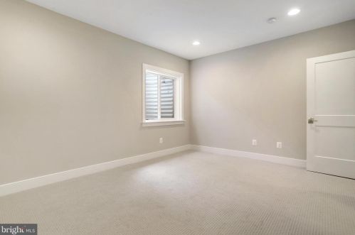 920 Darton Dr, Alexandria VA 22308-2021 exterior