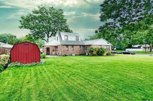 273 Essex St, Babylon NY 11704-2108 exterior