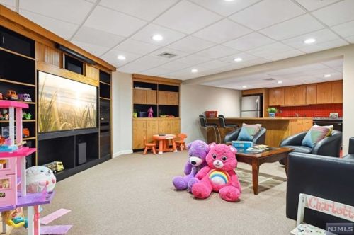 28 Greenview Way, Montclair NJ 07043-2531 exterior