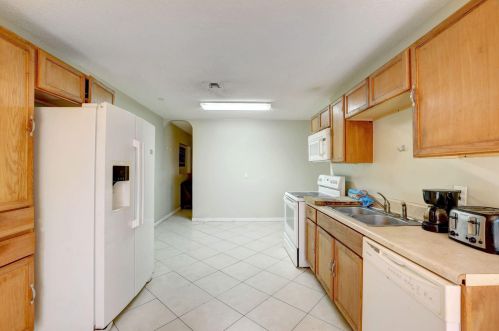 1405 Boston Ave, Fort Pierce FL 34950-3995 exterior