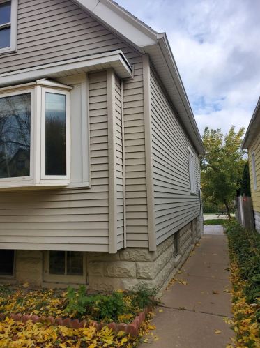 2624 3rd St, Milwaukee, WI 53207-1410