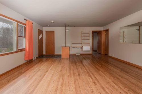 5796 Kinnickinnic Riv Pkwy, Milwaukee WI 53219-2231 exterior