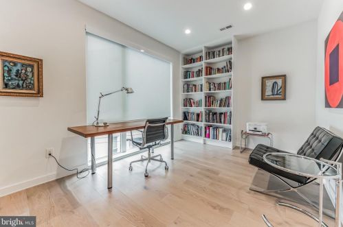 241 Krams Ave, Philadelphia PA  19128-4729 exterior