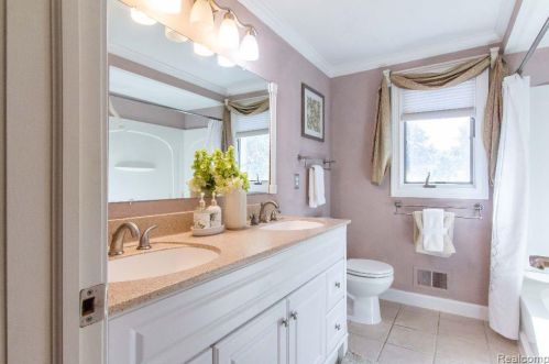 1515 Chevy Circuit, Rochester, MI 48306-3907