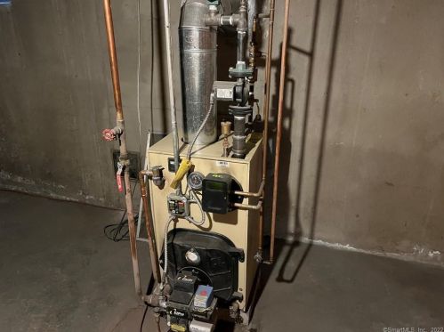 4 Stanley Dr, Enfield CT 06082-1814 exterior