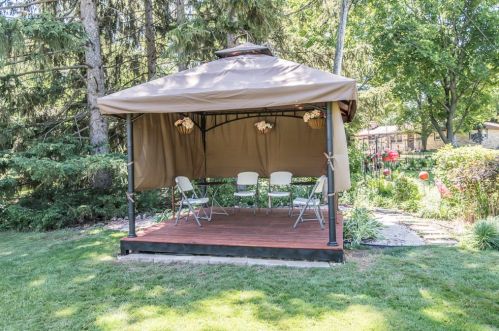 2569 Root Riv Pkwy, Milwaukee WI 53227-1849 exterior