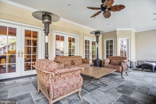 896 Alvermar Rdg Dr, Mc Lean VA 22102-1439 exterior