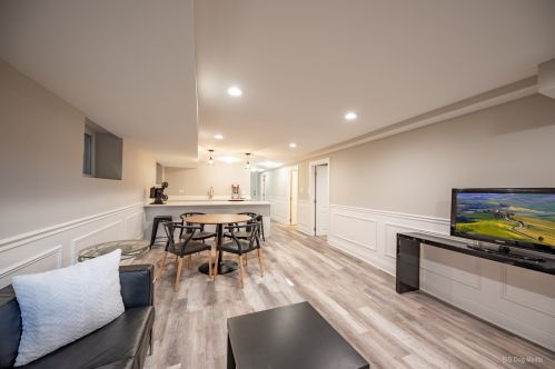 7616 Luella Ave, Chicago IL 60649-4108 exterior