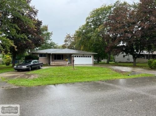 2228 Virginia Dr, Troy, MI 48083-2545