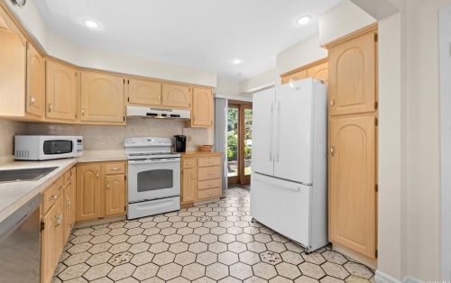 2 Furth Rd, Valley Stream NY 11581-2531 exterior