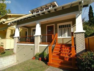 624 38th Ave, Portland, OR 97214-3204