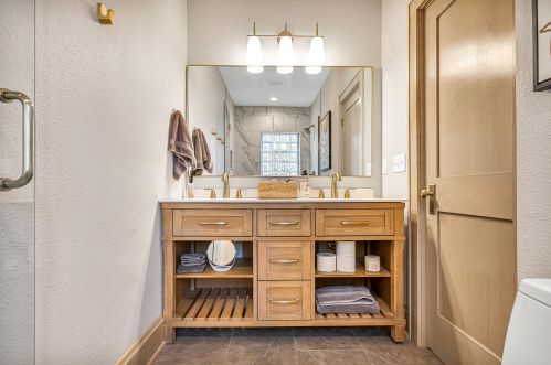 1411 Potter Ave, Milwaukee WI 53207-2115 exterior