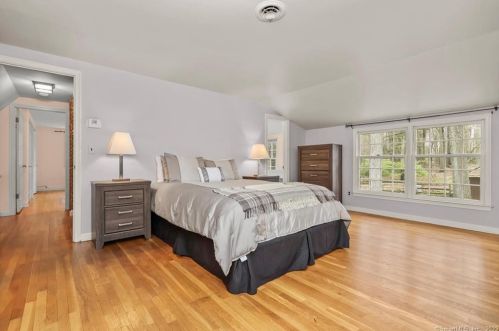 3 Huckleberry Hl Rd, Wilton CT 06897-2802 exterior