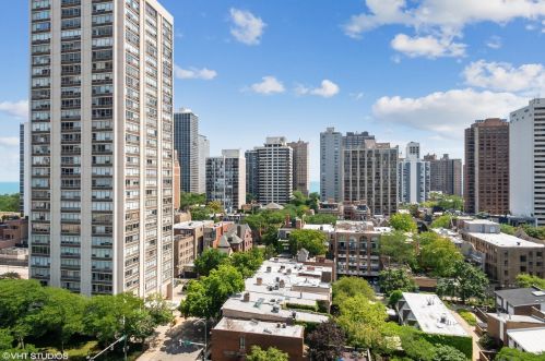 1460 Sandburg Ter, Chicago IL  60610-7688 exterior