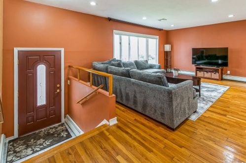 722 Eagle Dr, Valley Stream NY  11581-3540 exterior