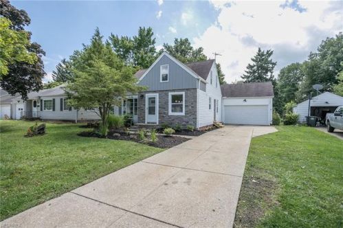 1648 Curry Dr, Cleveland, OH 44124-2762