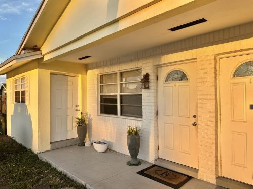 2834 Dixie Hwy, Boca Raton FL  33431-6844 exterior