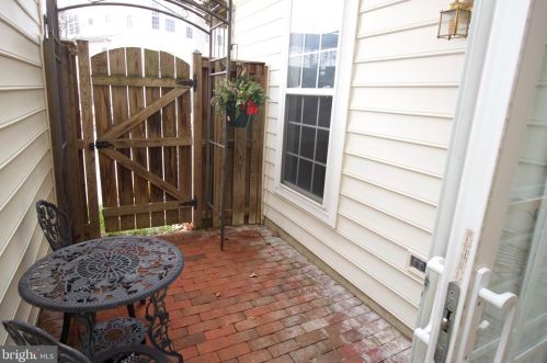 5082 Donovan Dr, Alexandria VA 22304-7755 exterior