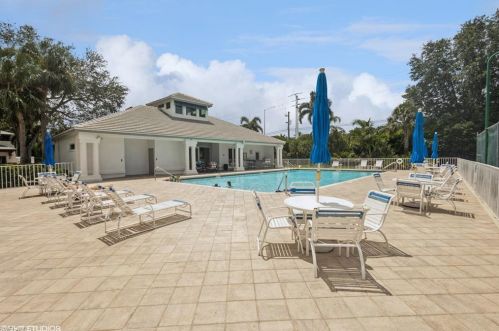 9621 Deepwater Ct, Naples FL 34109-0786 exterior