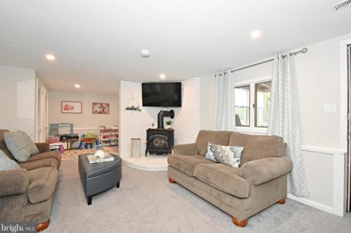 17 Glenview Dr, Riverton NJ  08077-2135 exterior