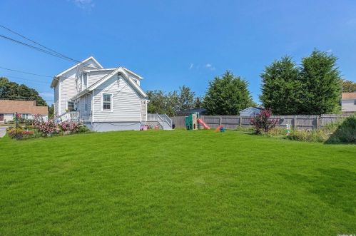 222 Cedar Ln, Babylon NY  11702-4417 exterior