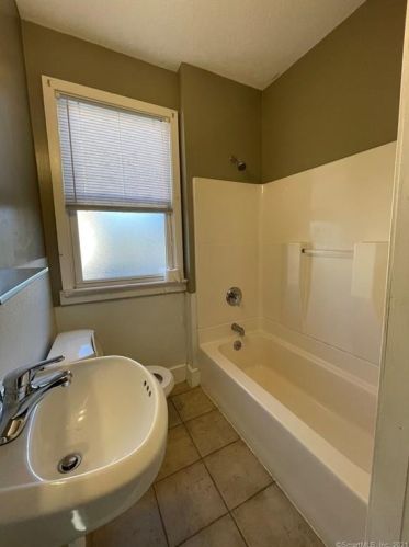 260 Main St, Meriden CT 06451-3859 exterior