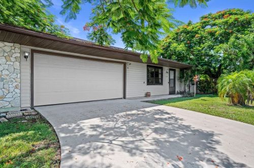 102 Whitmore Dr, Fort Pierce FL 34984-3738 exterior