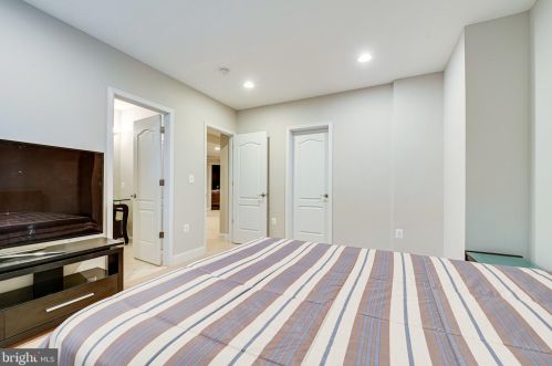 1339 Mayflower Dr, Mc Lean VA 22101-5612 exterior