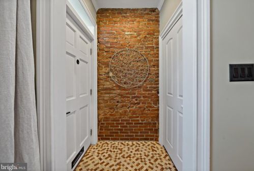 2146 Christian St, Philadelphia, PA 19146-2503