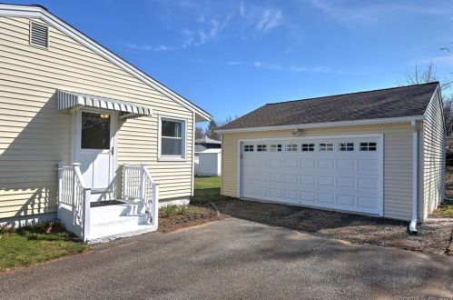 105 Sunset Dr, Derby, CT 06418-2251