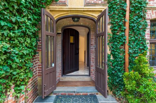 33 Midwood Rd, Greenwich CT 06830-3800 exterior