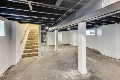 2830 Barry Ave, Chicago IL  60618-7016 exterior