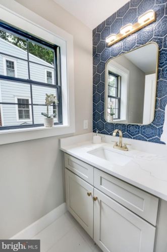 1505 Crestwood Dr, Alexandria VA  22302-2303 exterior