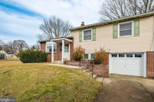18 Gloucester Ave, Somerdale, NJ 08083-1754