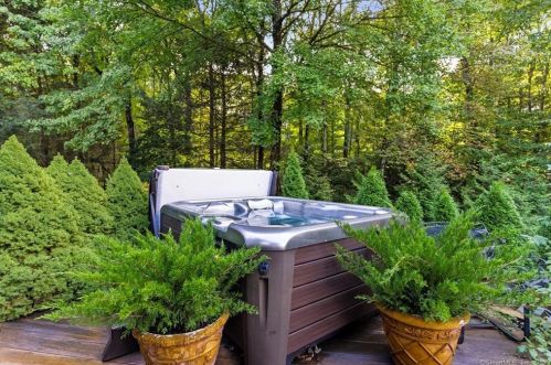 25 Coventry Ln, Torrington CT 06791-2414 exterior