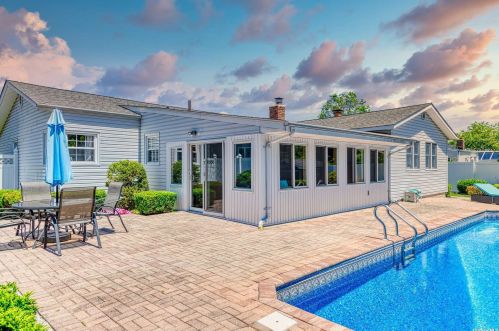 448 8th St, Bohemia NY  11716-1332 exterior