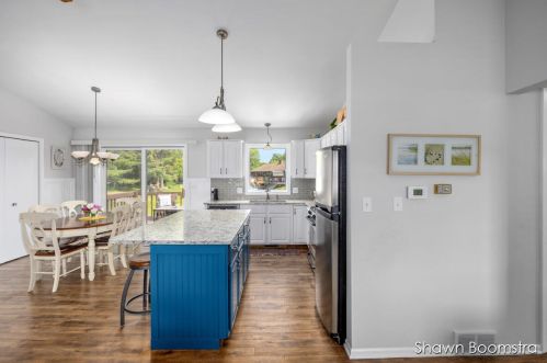 7497 Sunview Dr, Grand Rapids MI 49548-7382 exterior