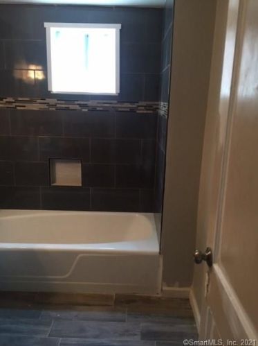 224 Burnside Ave, Hartford CT 06108-2710 exterior