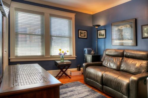 262 Gibbs Ave, Middletown RI 02840-2239 exterior