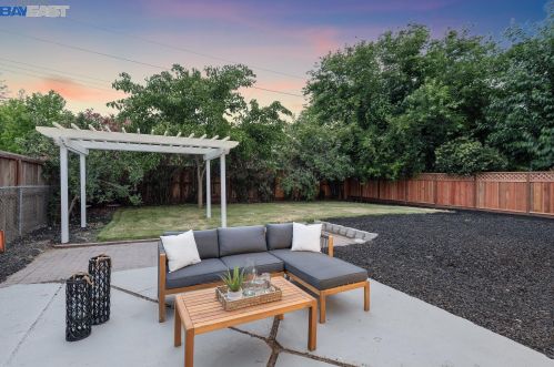 1143 Carey Dr, Concord CA 94520-4337 exterior