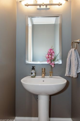 2447 Winona St, Chicago IL 60625-1831 exterior