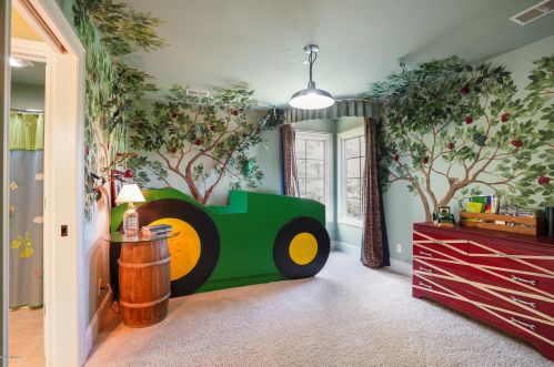 2068 Tall Pne Dr, Grand Rapids MI 49546-7923 exterior