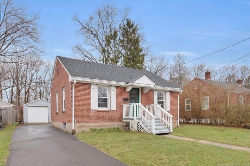 27 Essex St, Manchester, CT 06040-4003