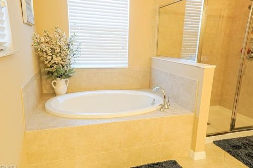 2330 Heydon Cir, Naples FL 34120-4578 exterior