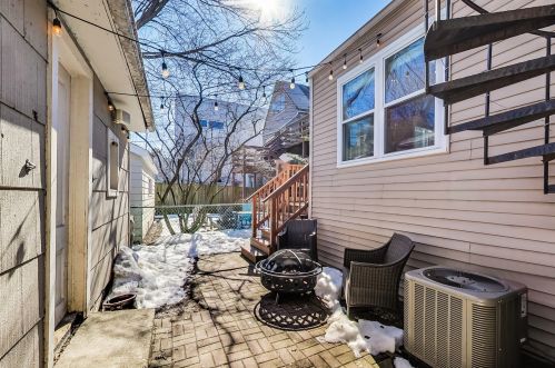 3823 Ravenswood Ave, Chicago IL 60660-2320 exterior